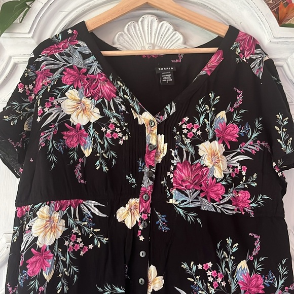Torrid Black and Purple Floral Button-down Babydoll Top With Side Drawstring 1X - Picture 3 of 9